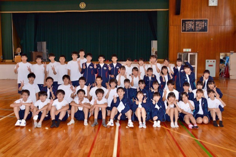 2020 11 5 更新 Badminton Club 府大会ベスト8以上 個人上位入賞を目指して シャトルを打つ練習はもちろん トレーニングも怠らず 練習量では他校に負けない自信があります 部員数 ２年 男子 11人 女子 9人 １年 男子 10人 女子 13人