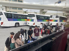 沖縄に到着、バスで移動